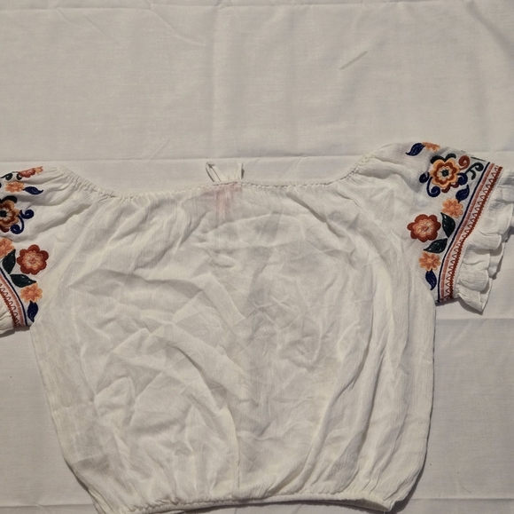 Chelsea And Violet Crop Top - Picture 2 of 3